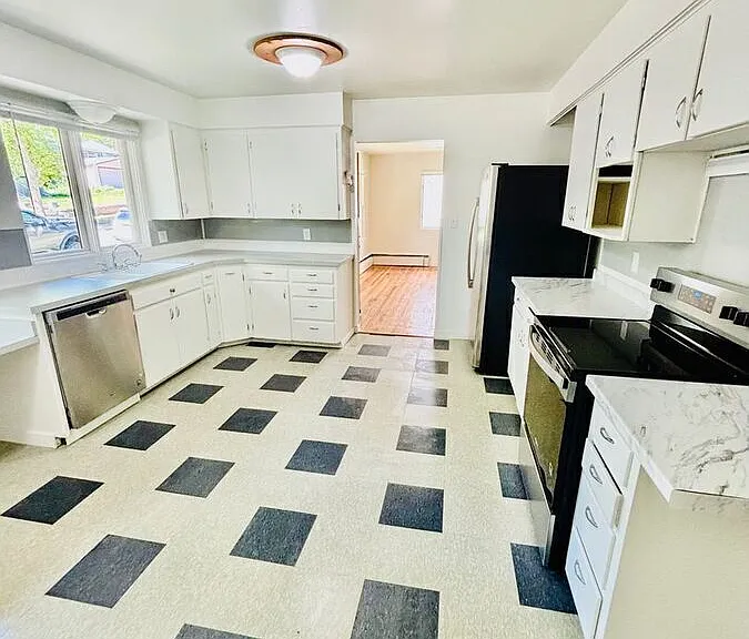 416 Clarke St — Photo 3