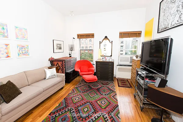Sold by Schulman Realty LLC | media 8