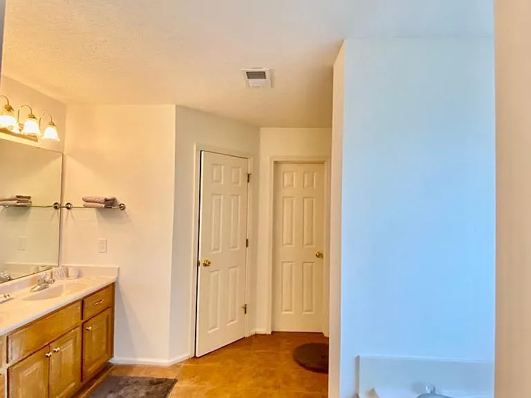 112 Myles Ln — Photo 8