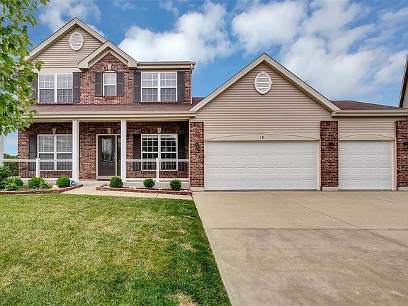 Cul de sac lot overlooks farm.  Home features 5 bedrooms (3 with private baths) and finished walk out lower level.