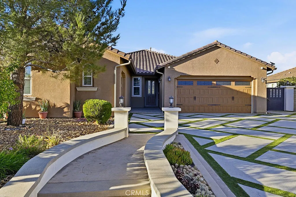 3 bed, 8.5 bath, 2560 sqft, $6,000 — Photo 1
