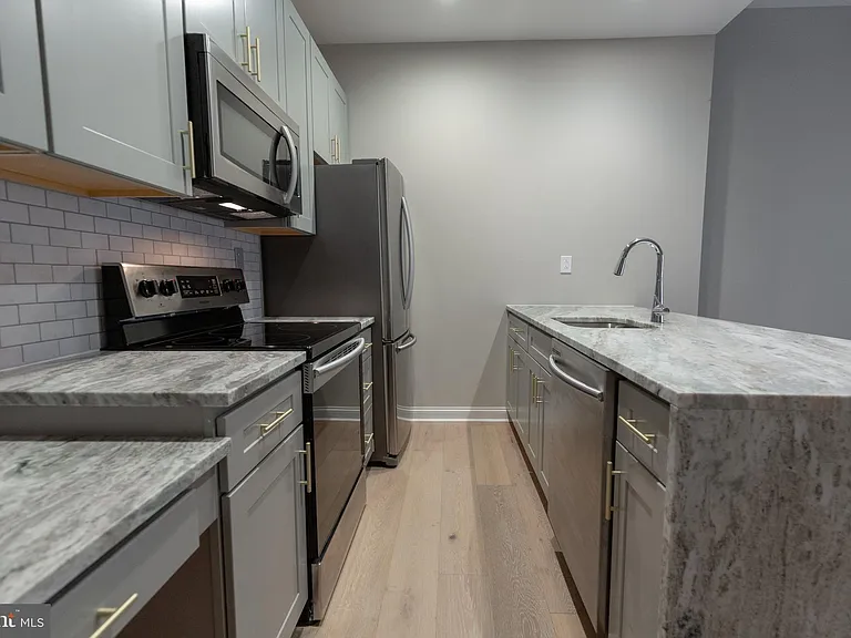 1411-1 Walnut St #201 — Photo 6