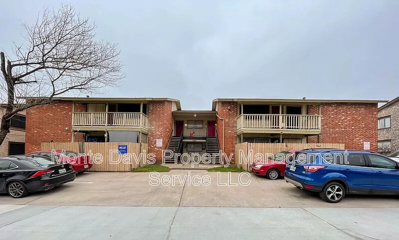 8907 Parkfield Dr #204