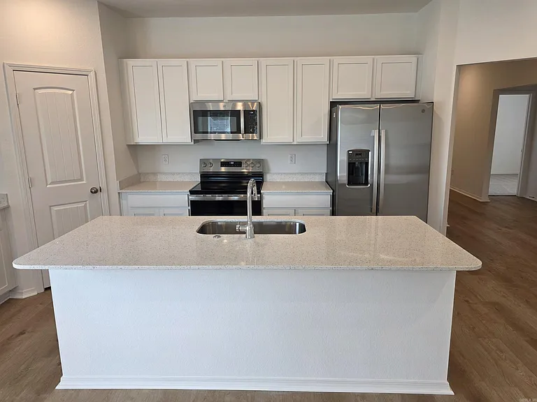 782 Gussy Ln — Photo 2