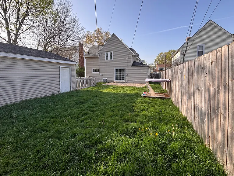 1340 E South St — Photo 31
