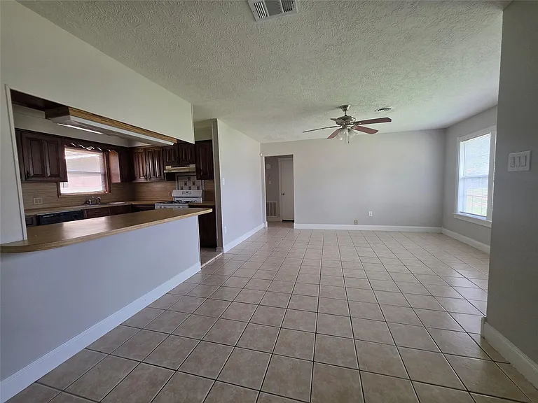 705 N Circle Dr — Photo 7