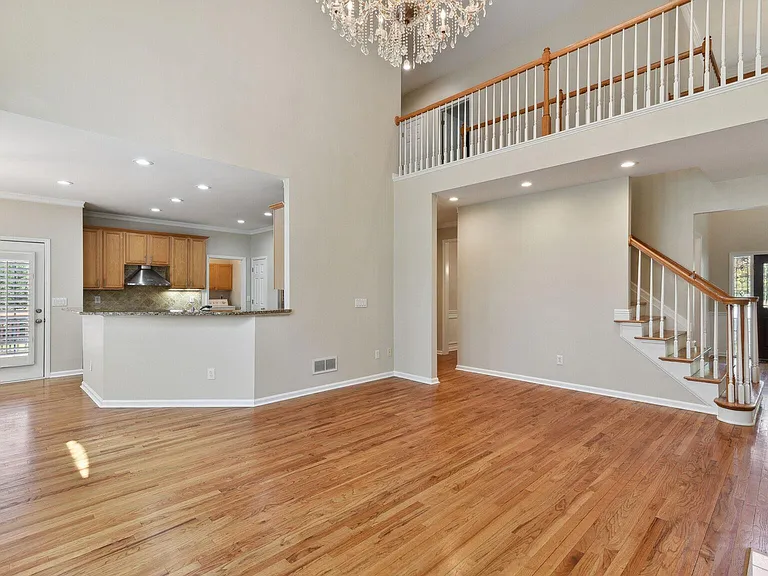 330 Winherst Ln — Photo 4