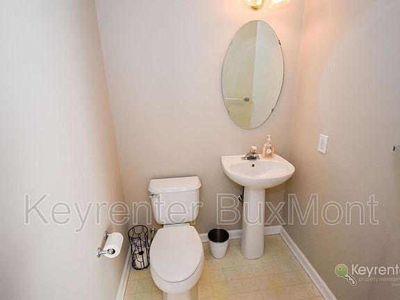 5th image of 1214 Pin Oak Dr