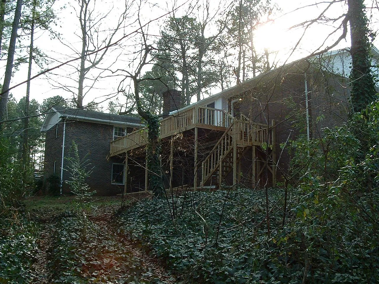 6 bed, 5000 sqft, $2,300 — Photo 2
