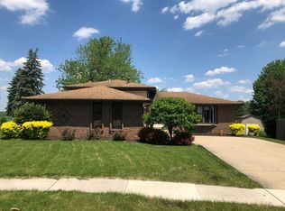 2 Timberline Pl, Lemont, IL 60439