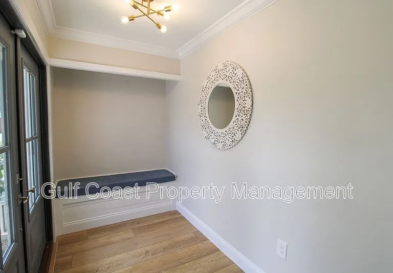 691 Russell St — Photo 3