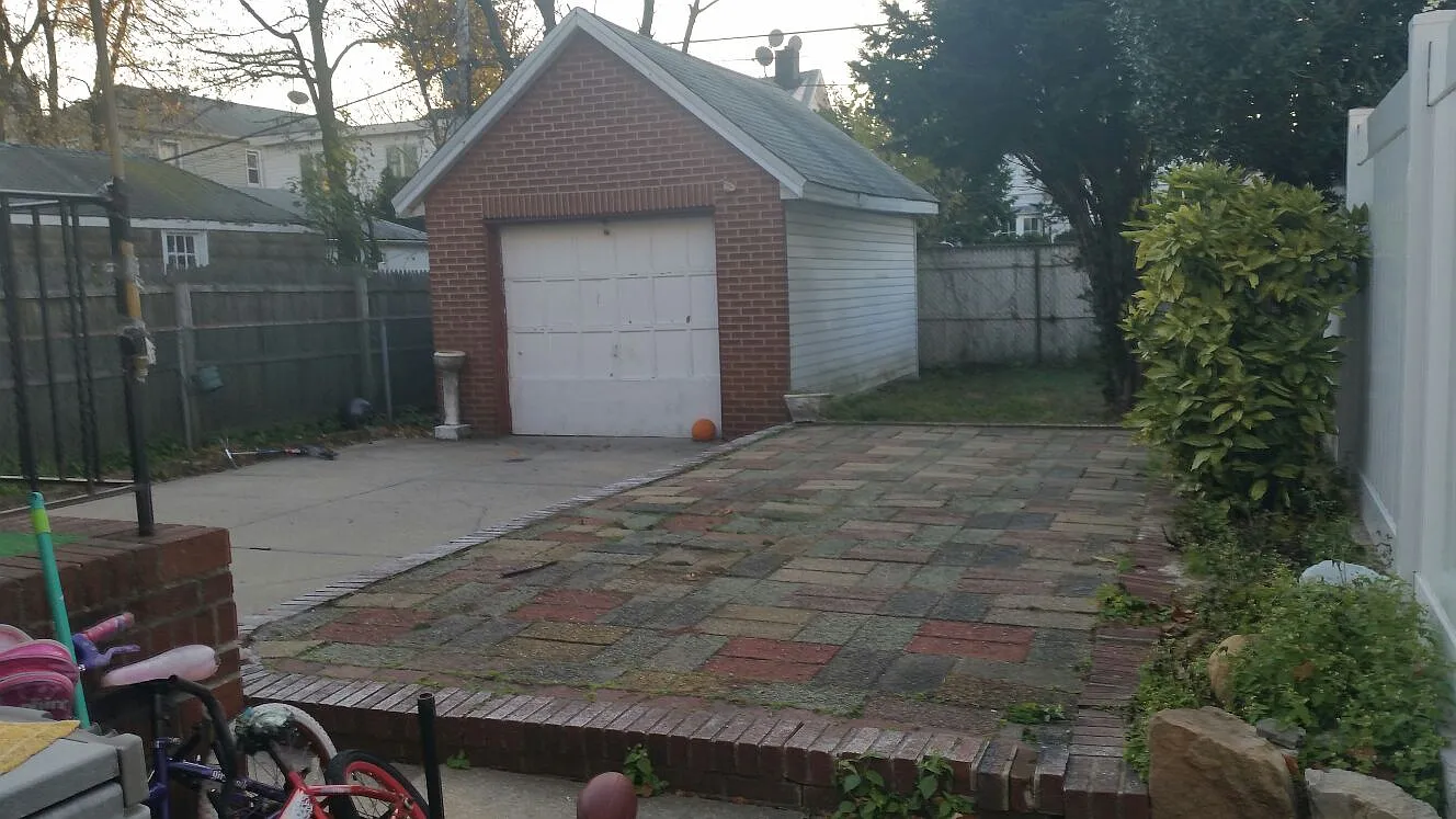 1626 E 52nd St photo 1