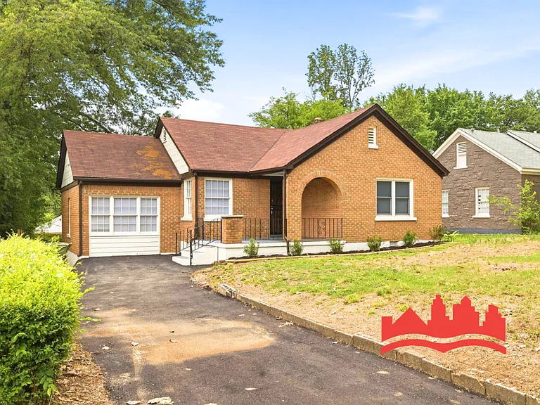 755 E McKellar Ave — Photo 3