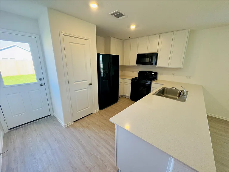 2210 Cyclone Dr — Photo 8