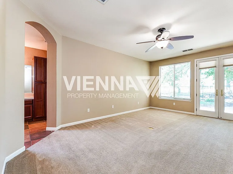 1014 Waterford Dr — Photo 11