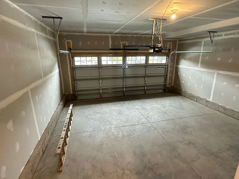 1004 Veneer Ct — Photo 3