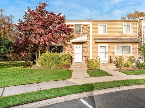 43 Town House Drive #43, Massapequa Park, NY 11762