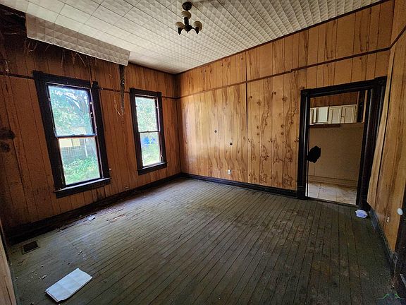 4th image of 403 Bruckmuller St