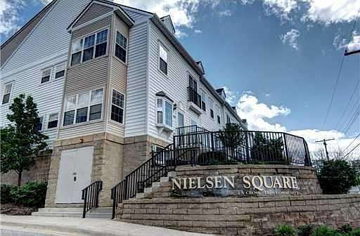2nd image of 1051 Maiden Ln