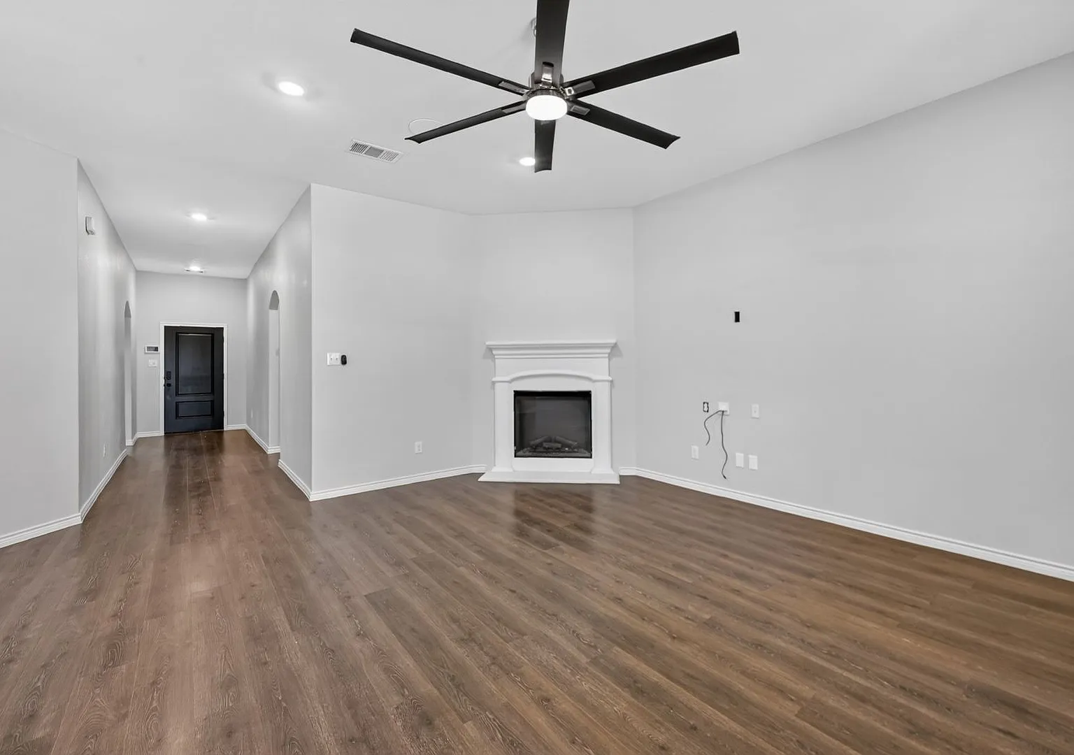 Charming and Modern 4 Bedroom, 2 Bathroom Home in Pilot Point TX!! — Photo 4