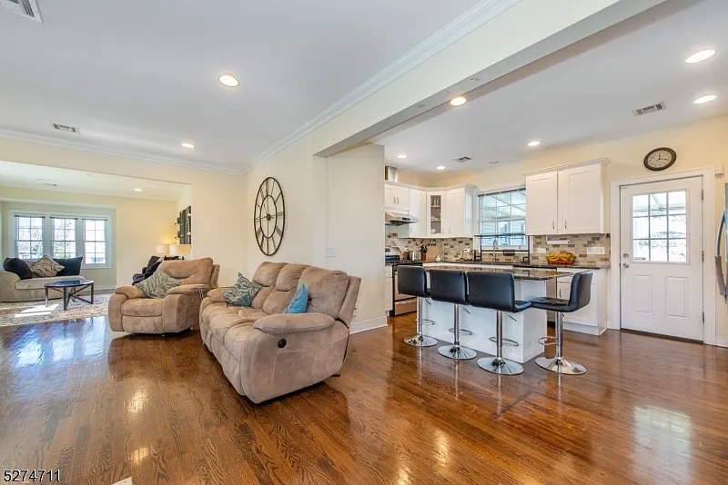 3 bed, 1656 sqft, $4,200 — Photo 4