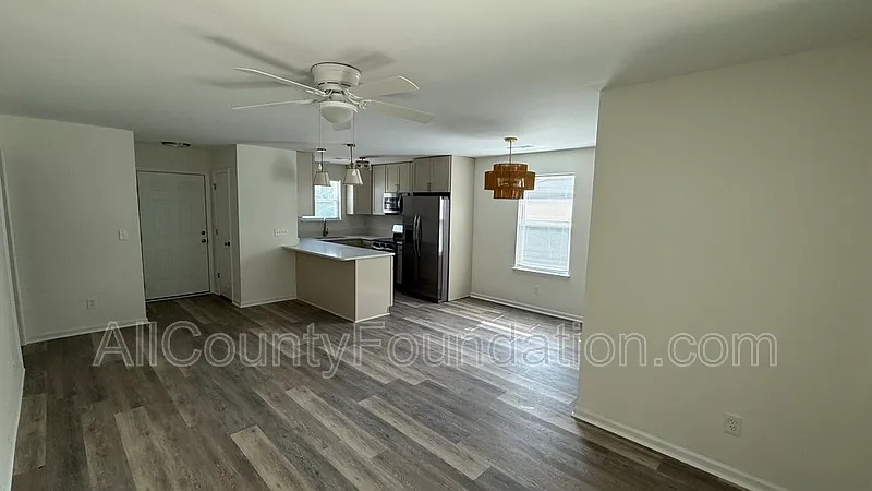 3 bed, 2.0 bath, 1144 sqft, $1,900 — Photo 2
