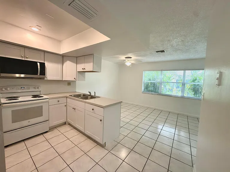 7643 NW 74th Ave — Photo 13