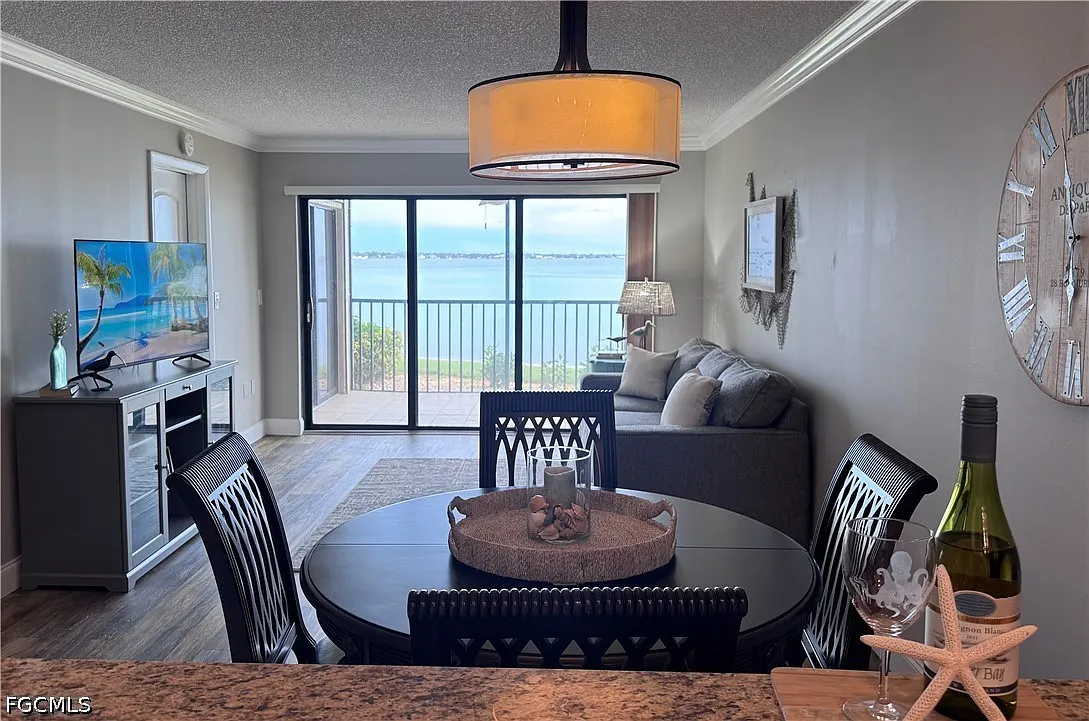 2 bed, 2.0 bath, 880 sqft, $3,250 — Photo 1