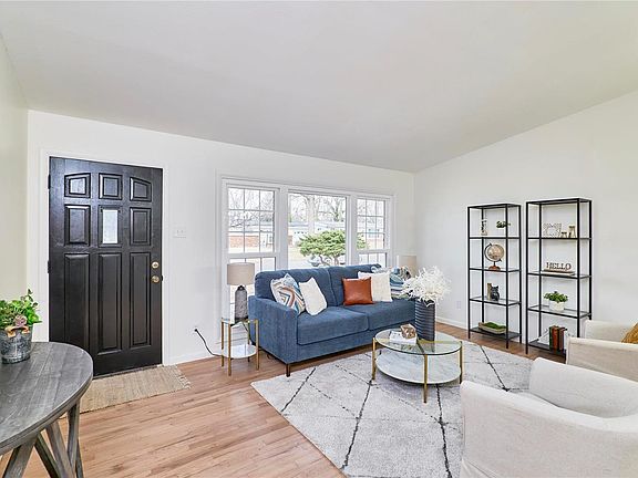 4th image of 360 Saint Edward Ln
