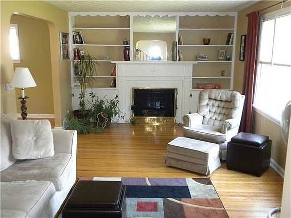 Living room w/ hardwoods