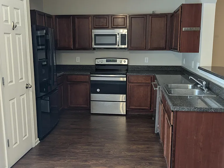 1058 Ashmore Dr — Photo 9