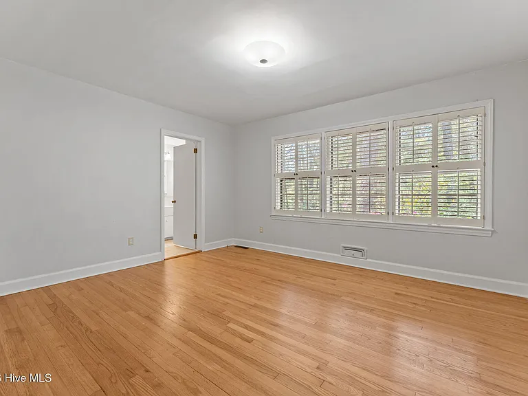 225 Arbutus Rd — Photo 32
