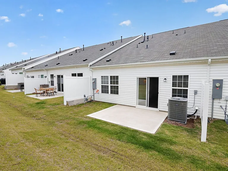 115 Holly Oak Ct — Photo 2