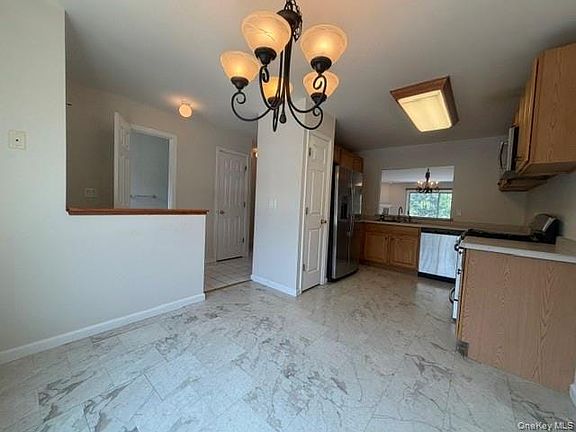 4th image of 1403 Scarborough Dr