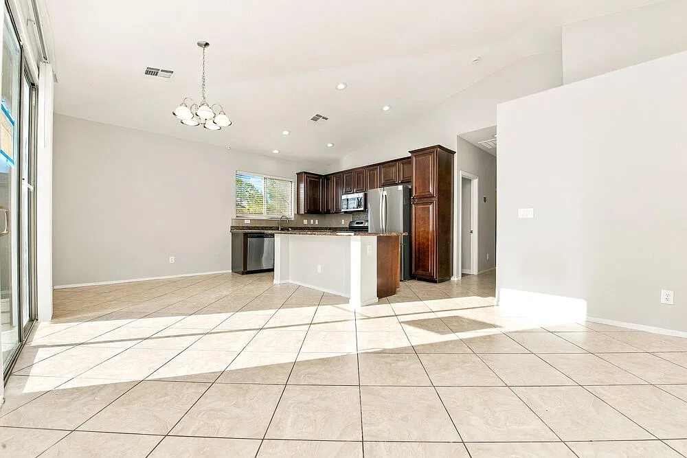 3 bed, 2.0 bath, 1274 sqft, $2,000 — Photo 4