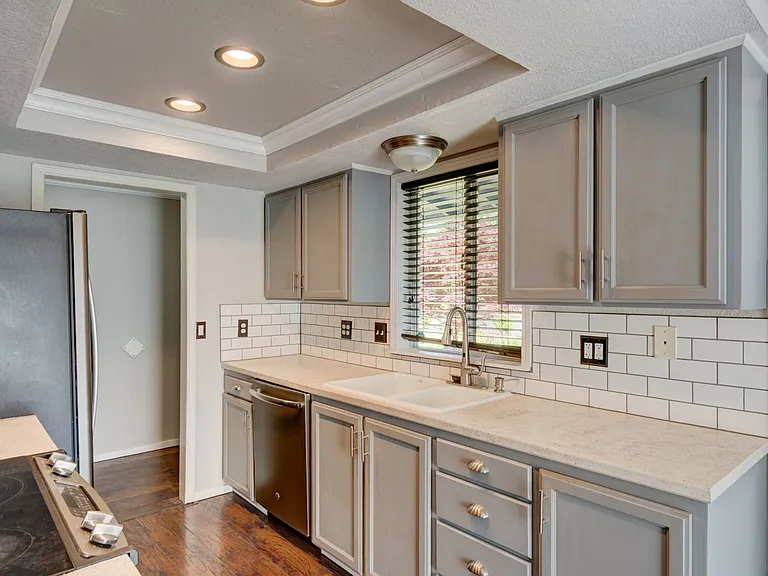 899 SW 13th Ave — Photo 4
