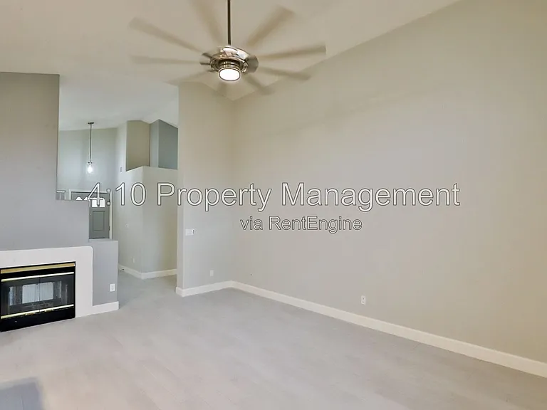 4230 E Woodland Dr — Photo 8