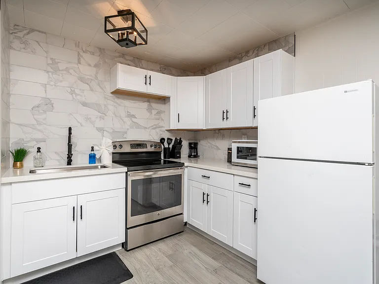 1047 W Elna Rae St — Photo 17