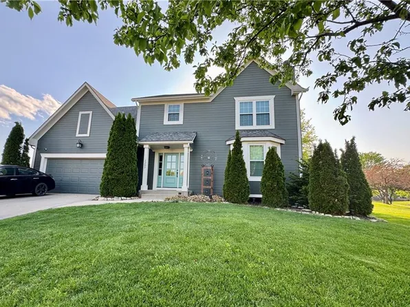 1207 N 1st St E, Louisburg, KS 66053