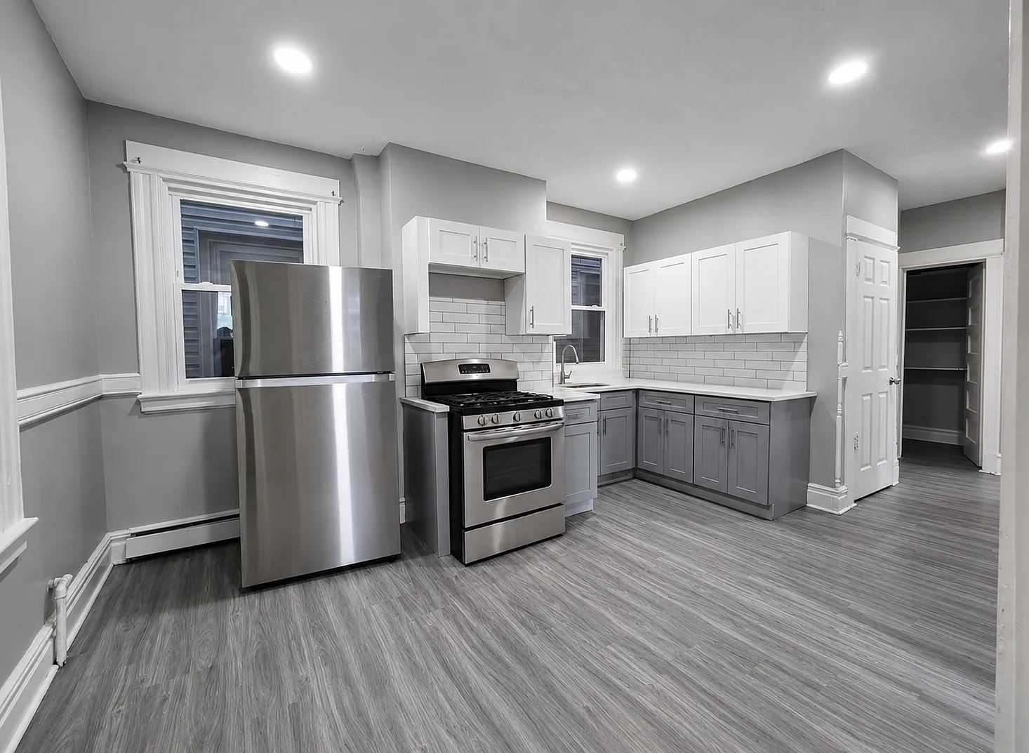 3 bed, 1000 sqft, $2,100 — Photo 1