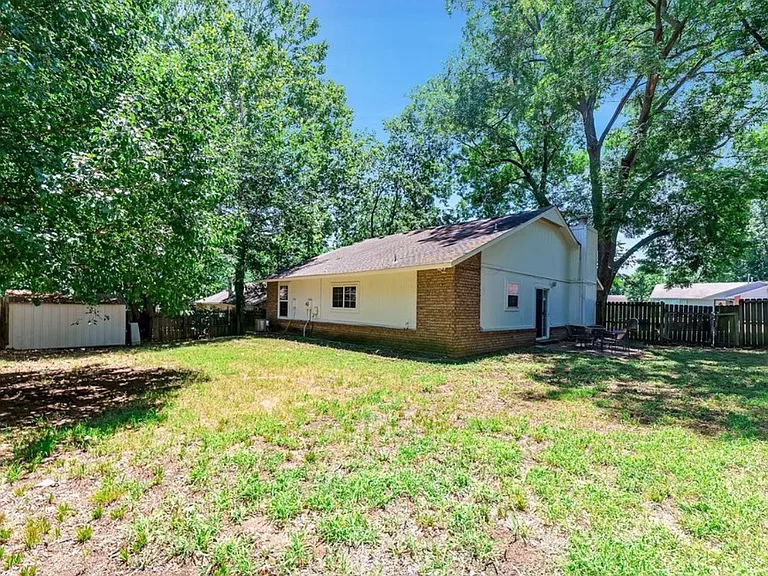 1108 W Fredericksburg St — Photo 30