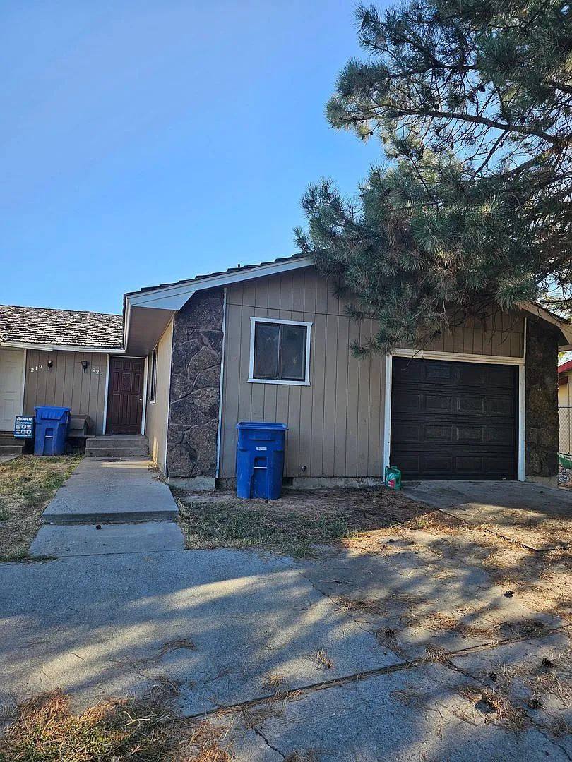 Great location for a 2 bed, 2 bath, updated rental — Photo 1