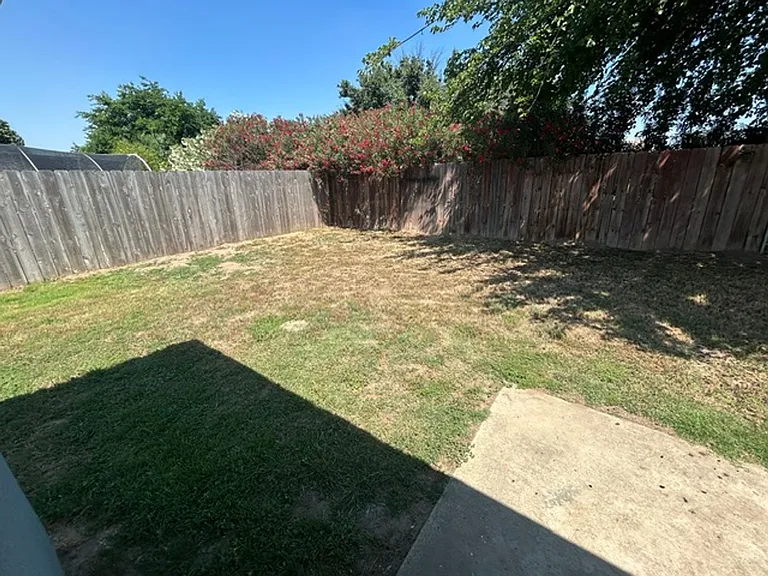 1136 W Damron Ave — Photo 19