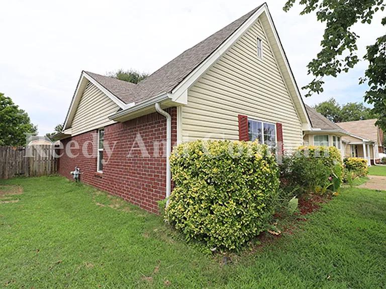 5961 Kentwood Dr — Photo 4