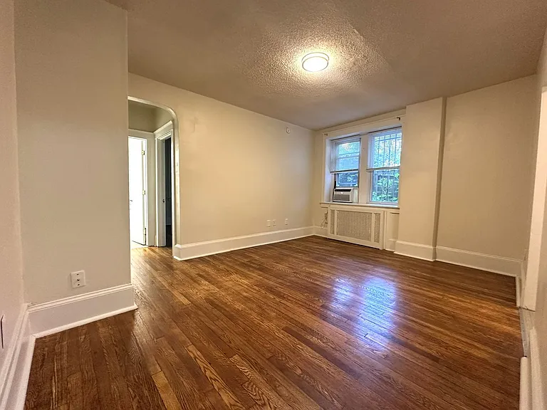 Queen Lane Manor — Photo 25