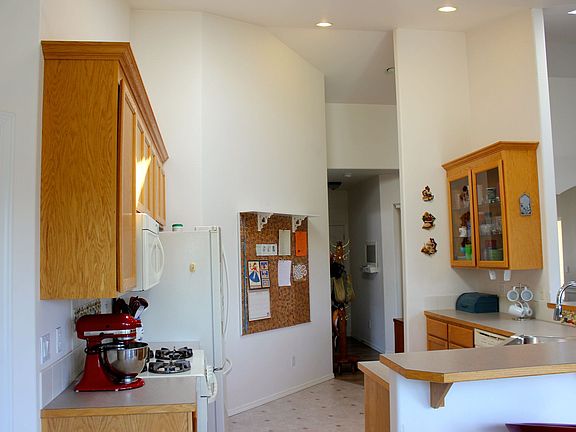Kitchen with eating bar