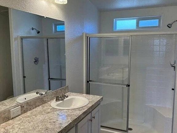 5th image of 80 Lilac Ln
