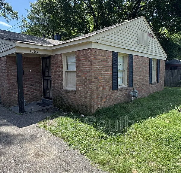 1604 Echles St — Photo 1