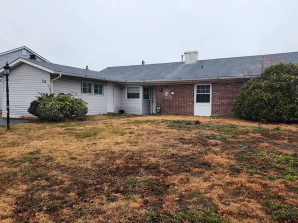 20 Sussex Dr, Willingboro, NJ 08046