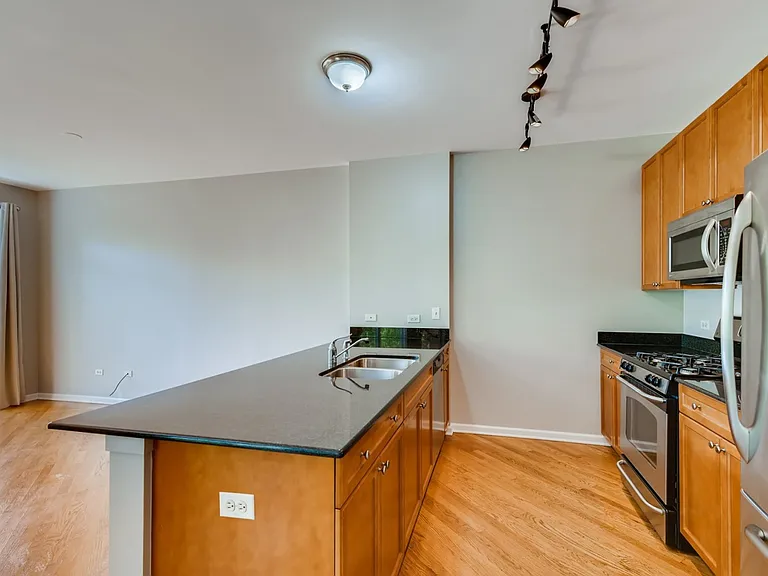 758 W 14th Pl #2B — Photo 6